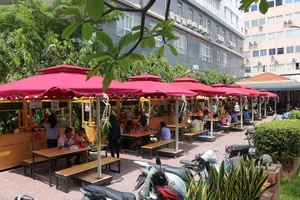 Sài Gòn: Buổi trưa ăn gì ở Công viên Bách Tùng Diệp?